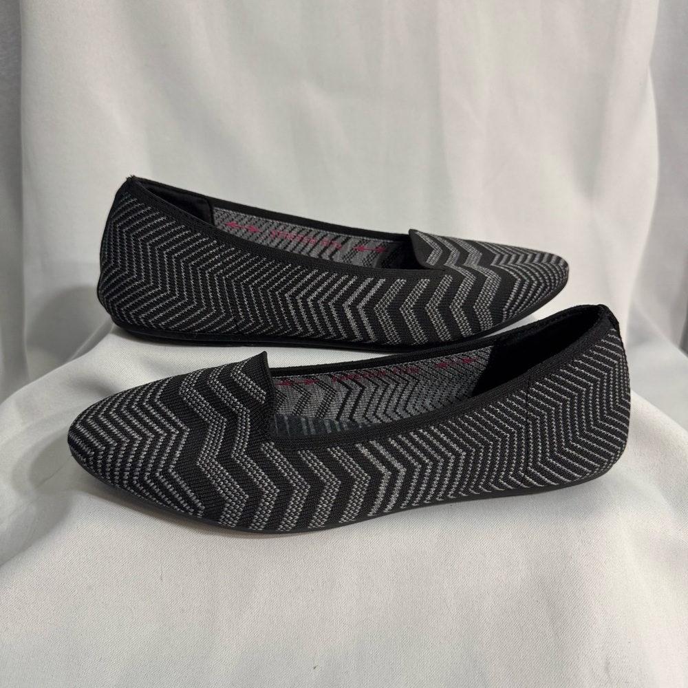 Skechers Cloe Black and Gray Chevron Flats 
SZ 8 - Picture 4 of 6